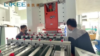 Macchina per la produzione di contenitori rettangolari in foglio di alluminio T80
