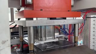 Funzionamento in fabbrica della macchina per la produzione di vassoi in foglio di alluminio a 2 scomparti da 80 tonnellate