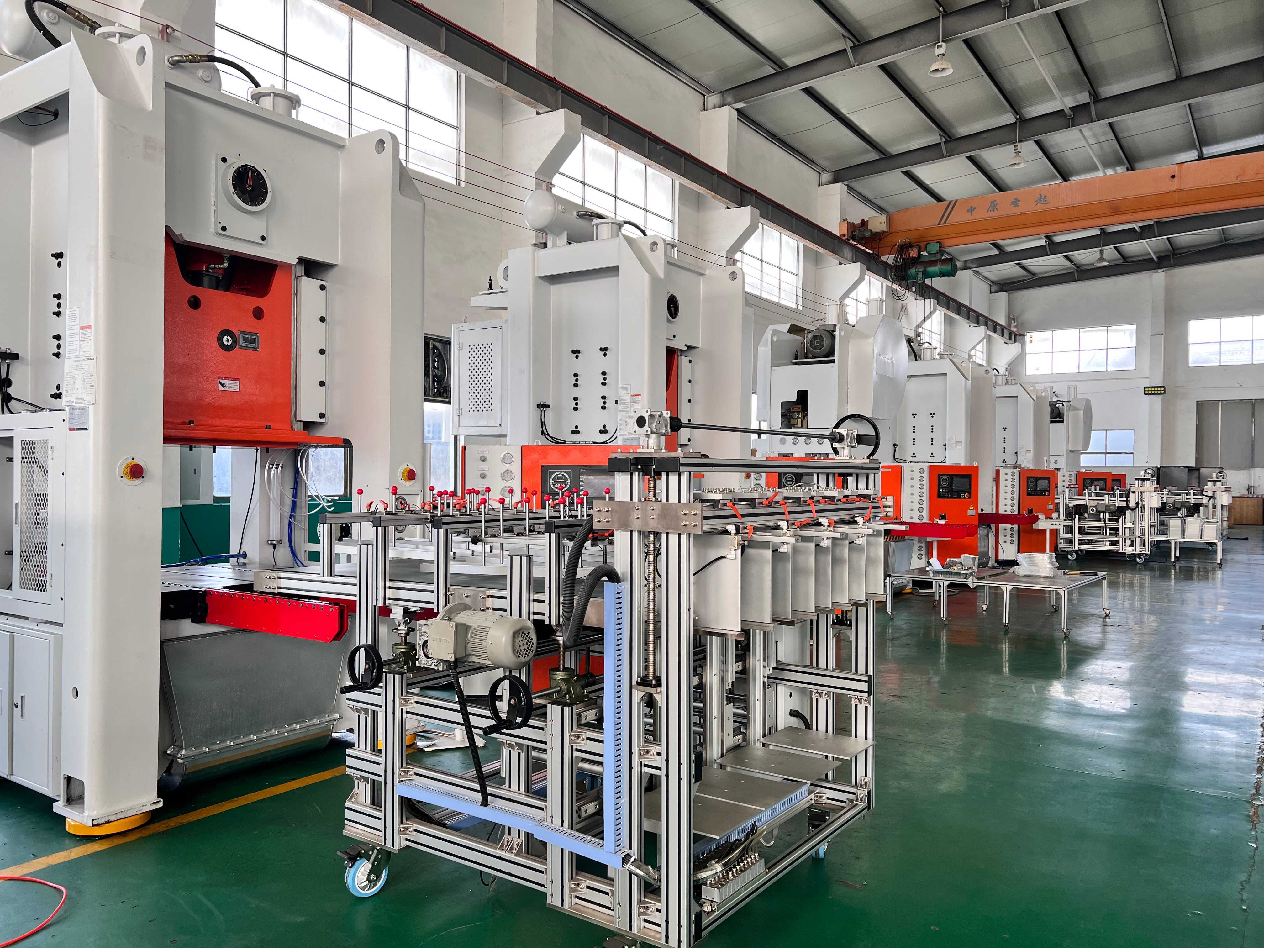 Ultimi blog aziendali su Analisi delle differenze tra la macchina per la produzione di contenitori in foglio di alluminio completamente automatica e semiautomatica