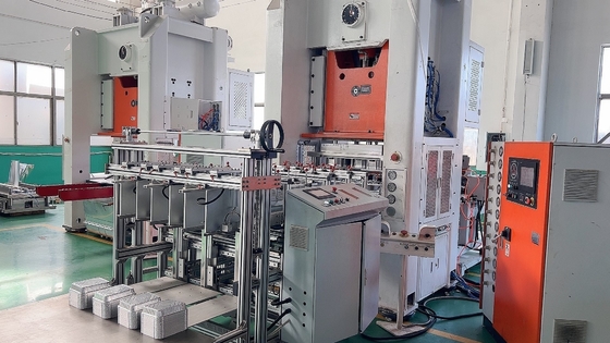 comprare Macchina per la produzione di contenitori in alluminio argento controllato da PLC di marca Mitsubishi 18000 pz/h online manufacture