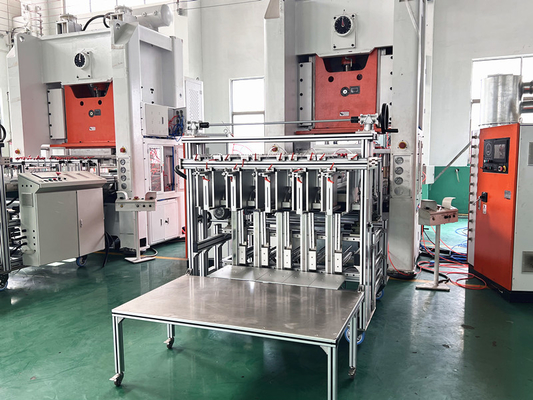 Siemens Motor Automatic Aluminium Foil Food Container Making Machine Con pressione di aria di 0,8Mpa
