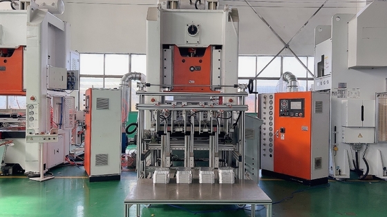 Macchina meccanica per la fabbricazione di contenitori in foglio di alluminio