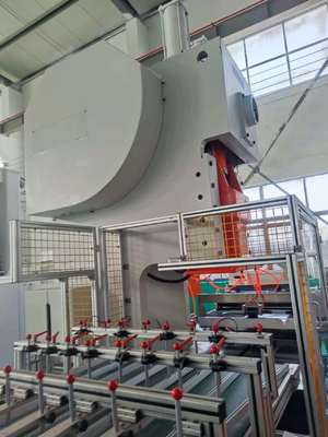 LK-T63 Punzonatrice per contenitori in foglio di alluminio, produzione 9.000–12.000 unità/ora