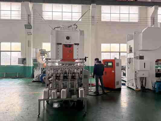 LK-T80 Aluminum Foil Making Machine with 50 Strokes/Min Average Production Speed 80ton Press Capacity and 10-Year Service Life (LK-T80 macchina per la produzione di fogli di alluminio con 50 colpi/min velocità media di produzione di 80 tonnellate, capacità di stampa e durata di servizio di 10 anni)
